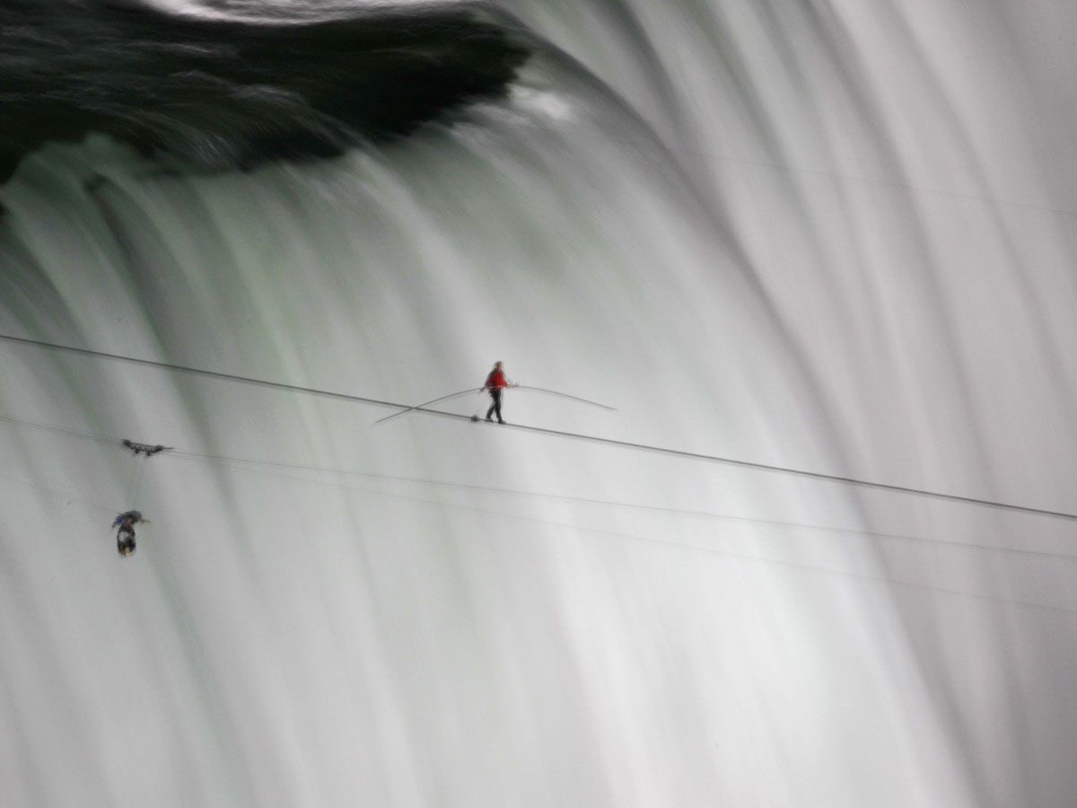 Walking across Niagara Falls photo gallery Channel 4 News
