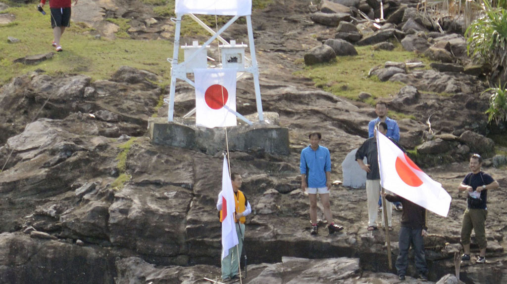 Chinese protesters burn Japanese flags, overturn cars Channel 4 News