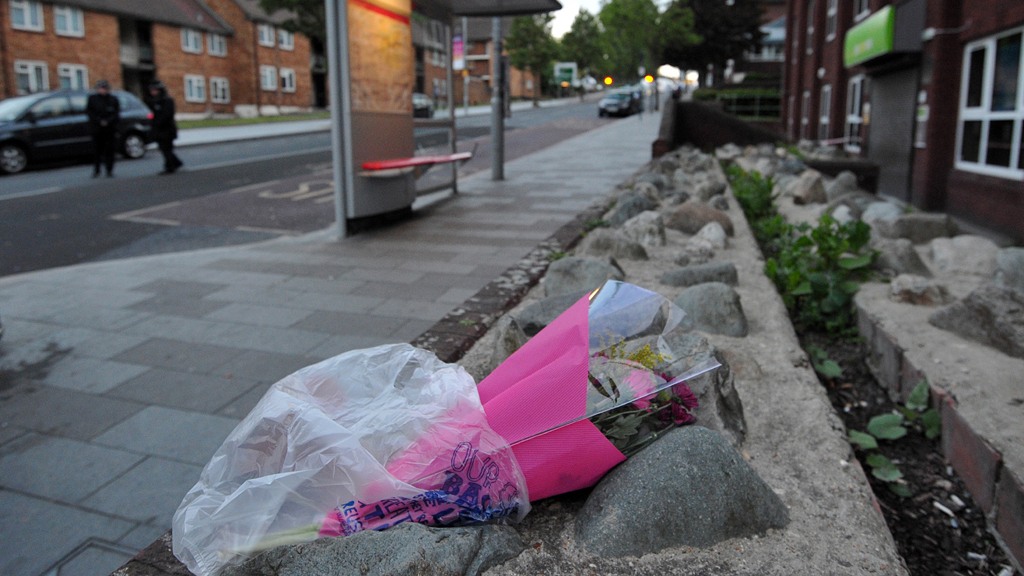 Woolwich eyewitness suspects ‘charged’ at police car Channel 4 News