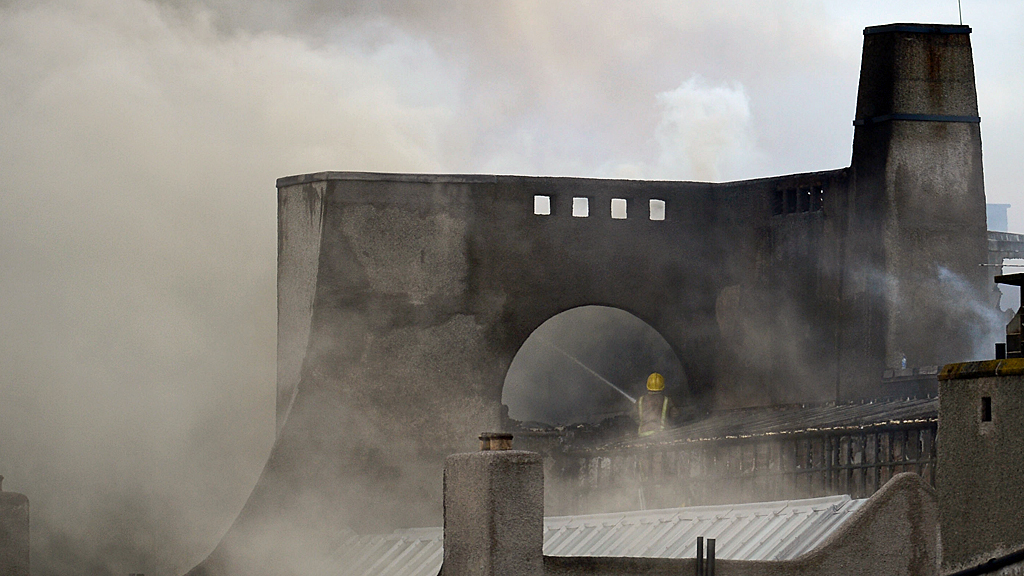 Fire crews tackle huge blaze at Glasgow School of Art – Channel 4 News
