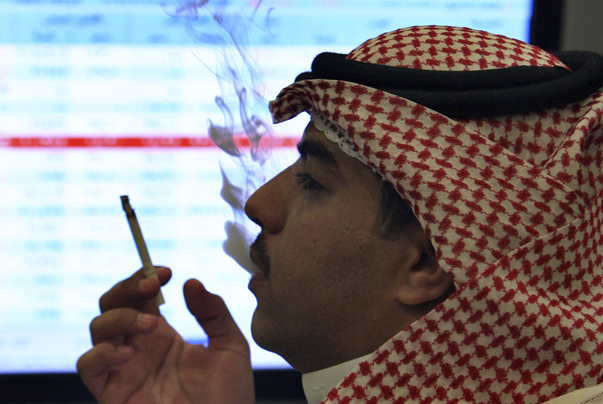 A trader looks at trading board at a Saudi Bank in Riyadh October 20, 2008. REUTERS/Fahad Shadeed (SAUDI ARABIA) - RTX9QIX