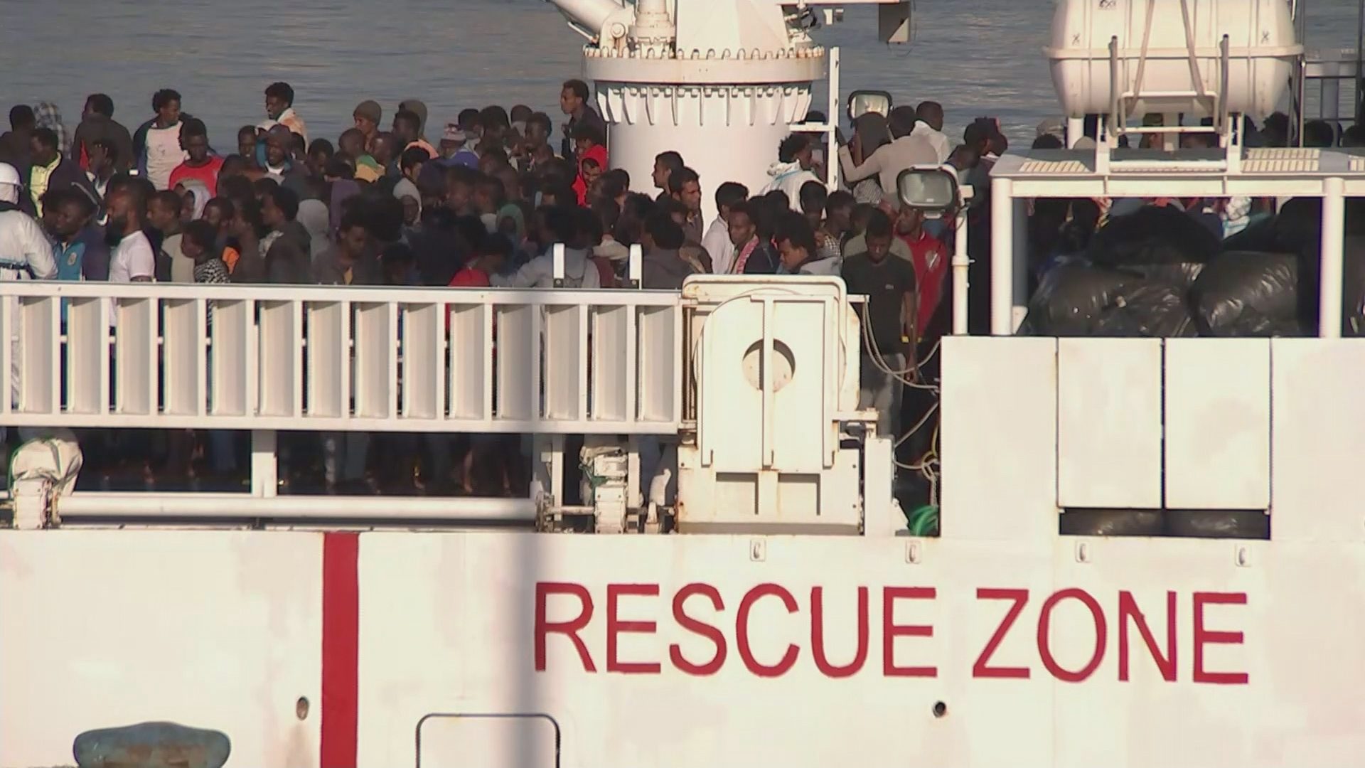 Ship with 900 migrants on board docks in Sicily – Channel 4 News