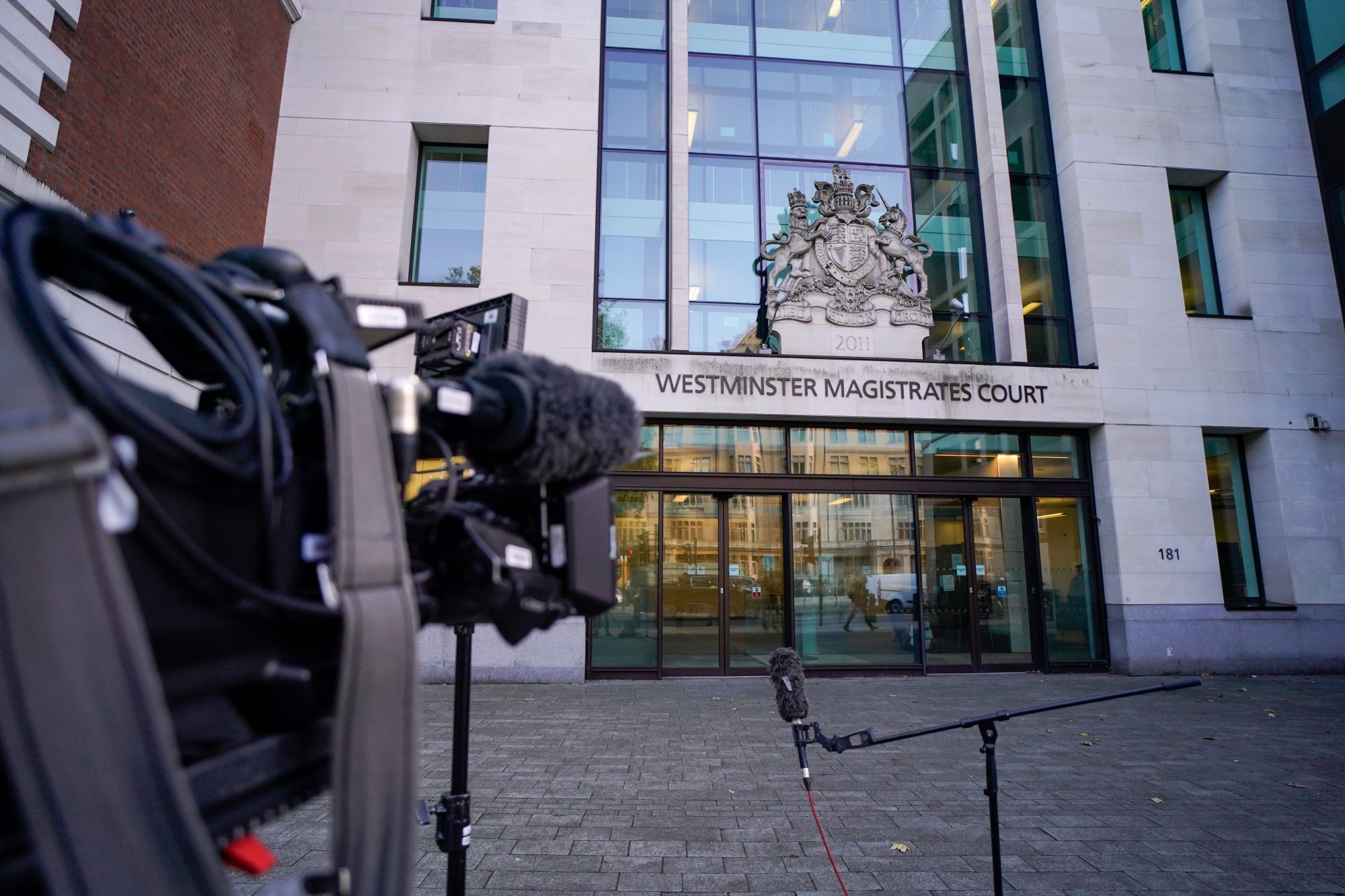 Serving Met Police officer charged with rape – Channel 4 News