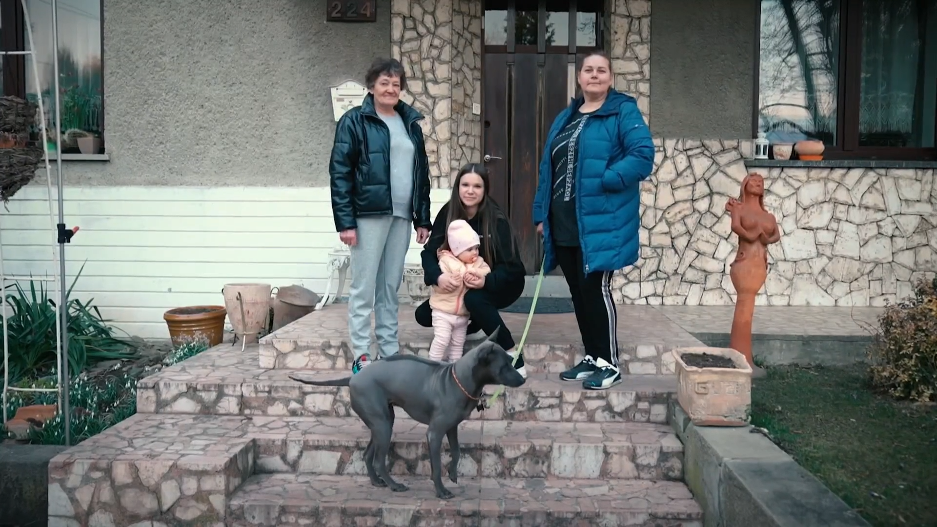 Meet the Polish woman who's taken in eight Ukrainian refugees – Channel 4 News - Vimarsana News