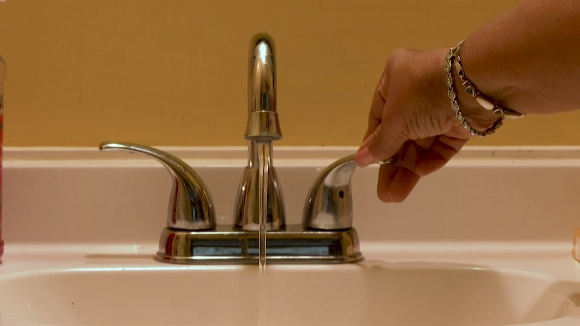 US city spends fifth day without clean running water – Channel 4 News