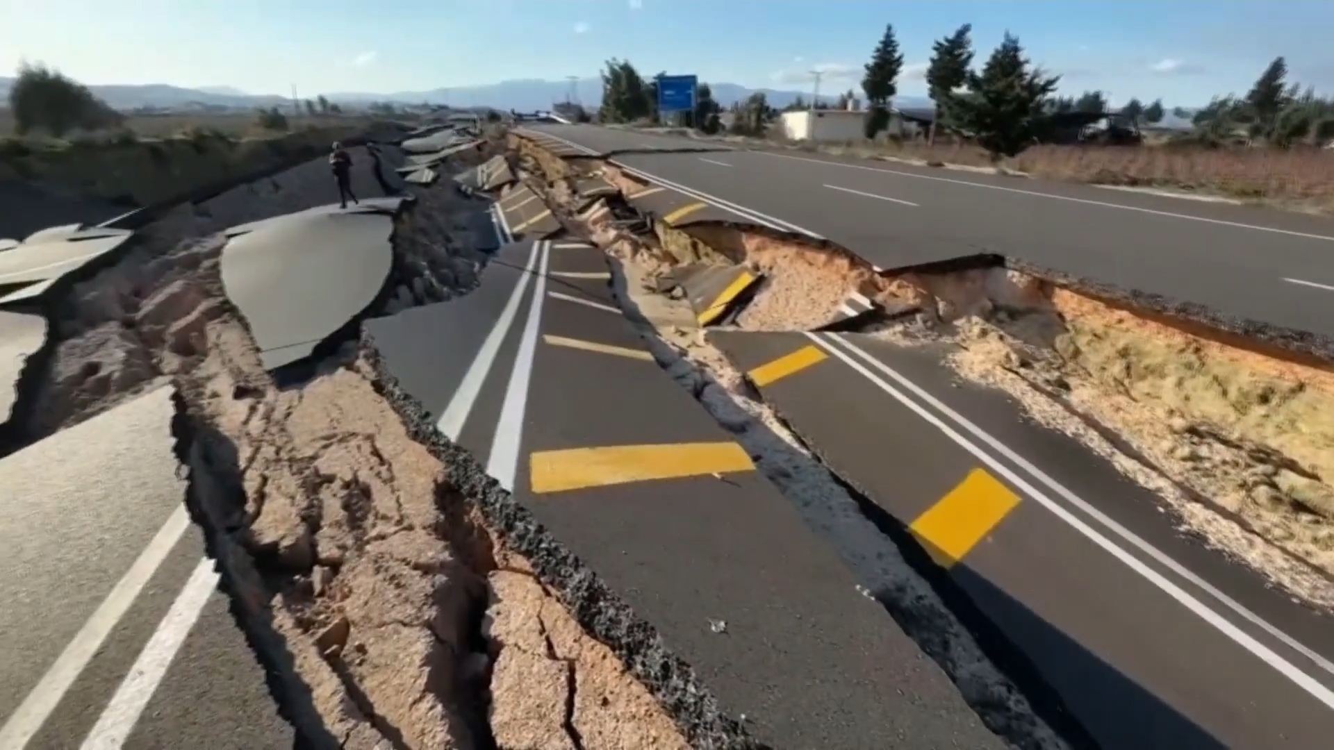 Дорога. Землетрясение дорога. Землетрясение дорога. Землетрясение трещины в земле. Разрушенные дороги землетрясение.