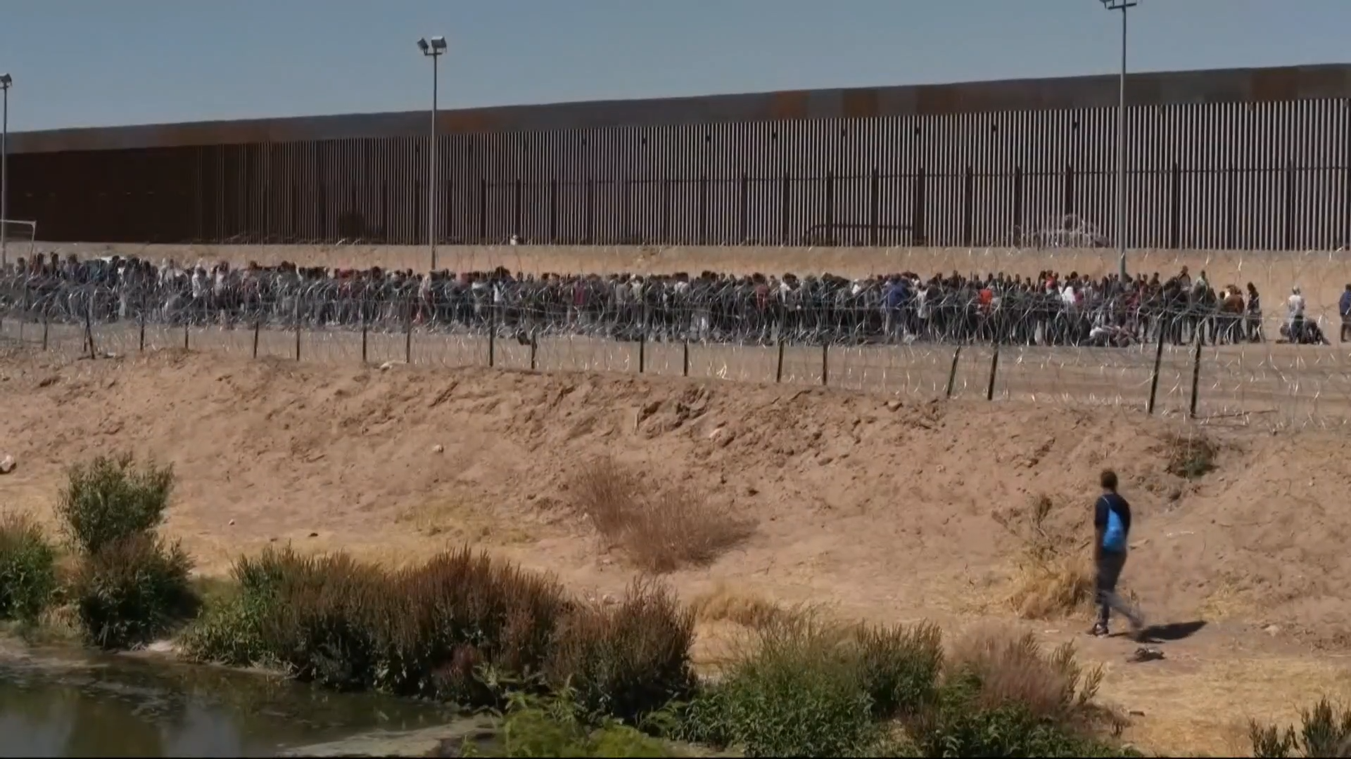 Biden under fire over new border wall in Texas – Channel 4 News