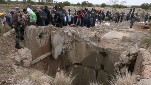 South Africa gold mine: Thousands of volunteers help to free trapped ...