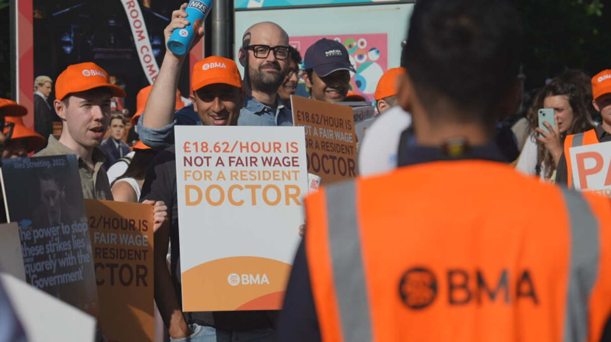 England Resident Doctors Suspend Four-Day Strike After Government Pay Offer