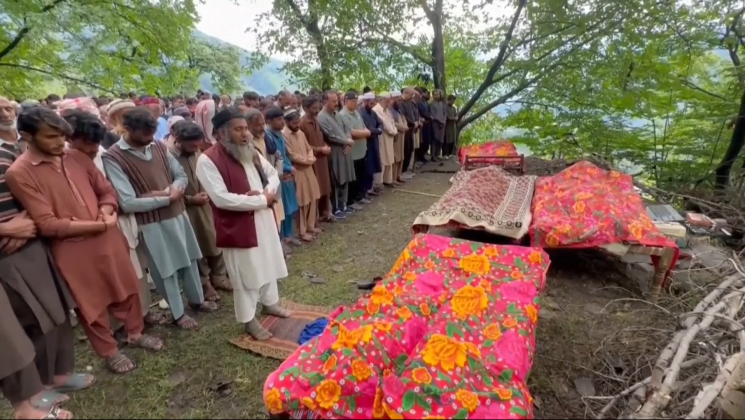 More than 300 dead in Pakistan after heavy floods – Channel 4 News