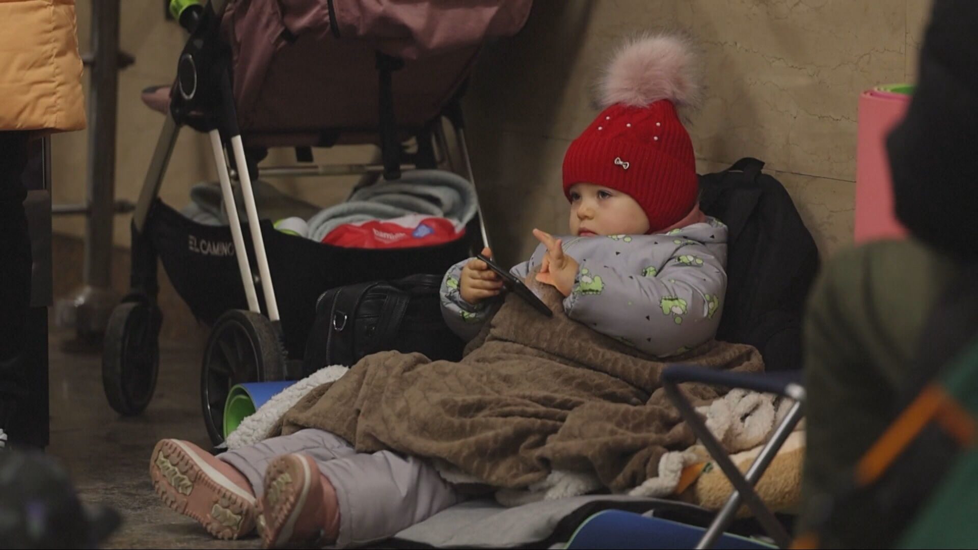 Russian strikes cut heating to thousands in freezing Ukraine