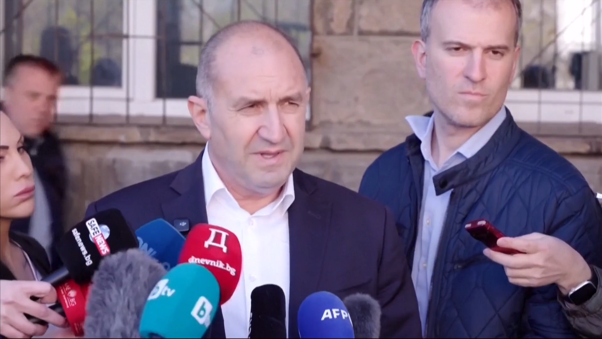 Bulgaria election: pro-Russia candidate leads polls